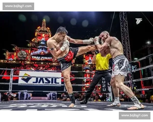 萨曼柴双连踢爆头终结！这腿法堪称泰拳暴力美学范本