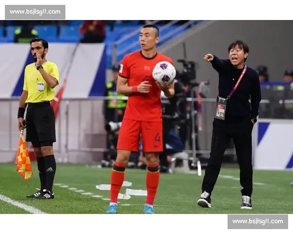 国足选帅开启年轻化转型，东亚杯启用过渡教练组