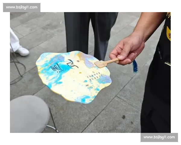 当跑鞋邂逅千年傩面：贵马赛道上演非遗时尚秀